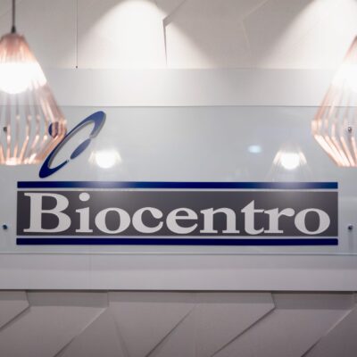 Decoração Detalhe Logo Iluminação Entrada Recepção - Condomínio Centro Médico Biocentro Curitiba